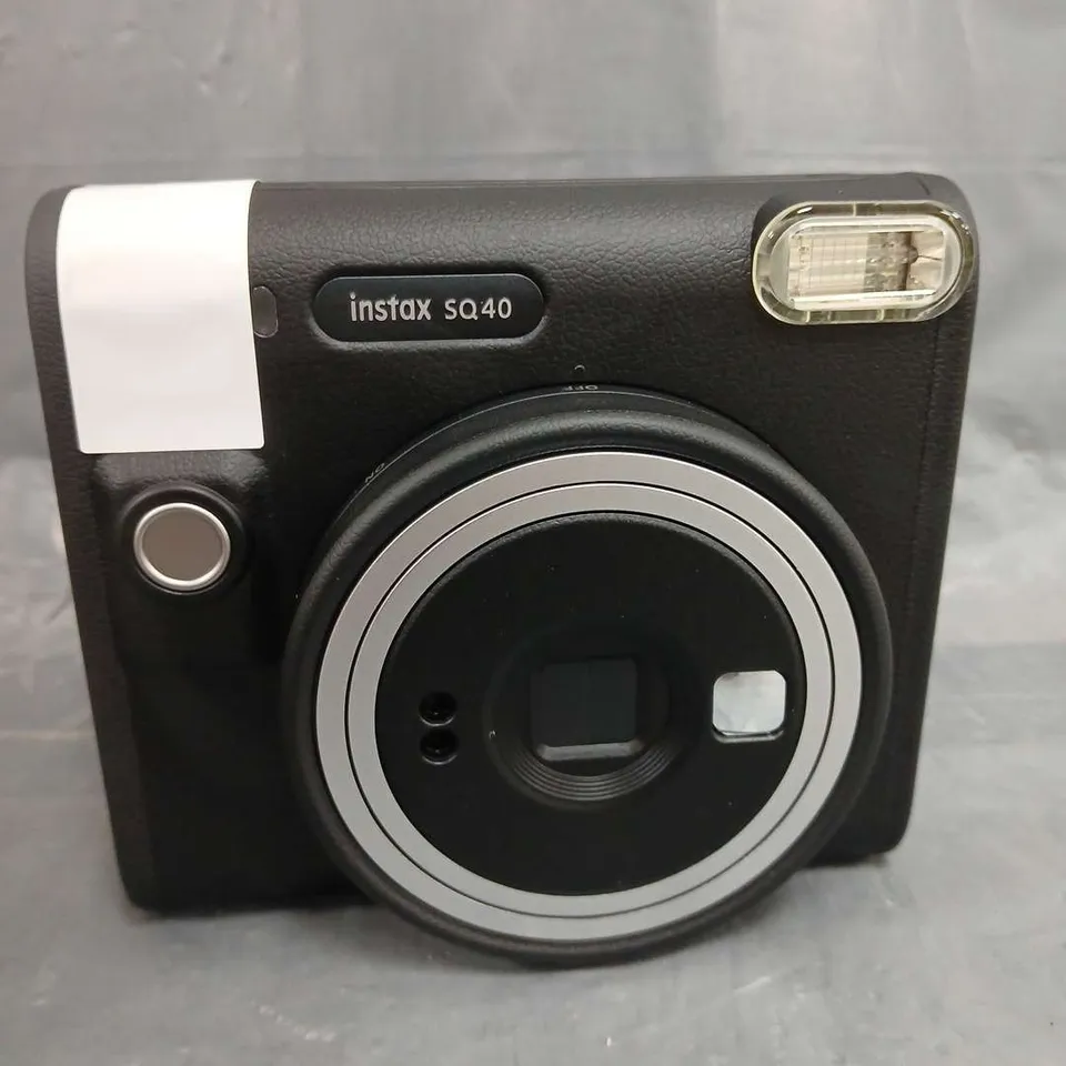 BOXED FUJIFILM INSTAX SQUARE SQ40 INSTANT CAMERA