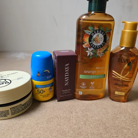 APPROXIMATELY 15 ASSORTED HEALTH & BEAUTY PRODUCTS TO INCLUDE HAIR WAX, SHAMPOO, VICTORY OIL ETC
