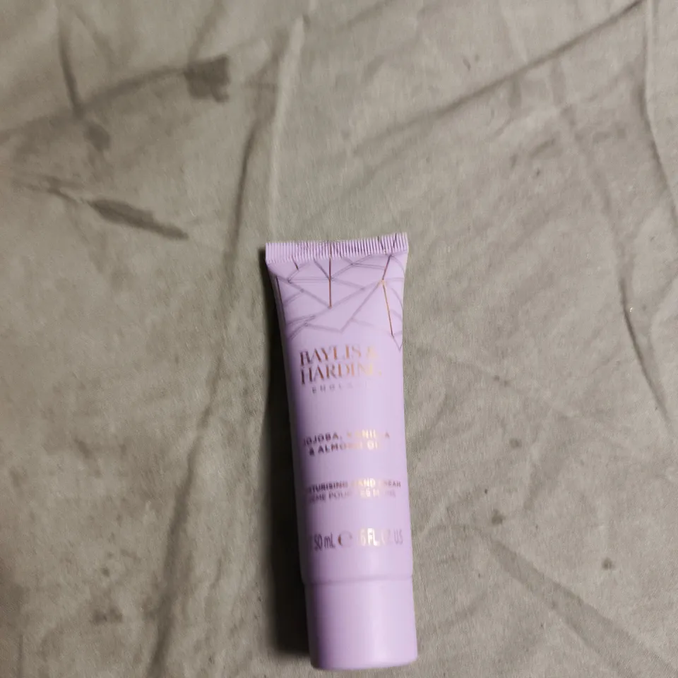 APPROXIMATELY 8 ASSORTED HEALTH & BEAUTY PRODUCTS INCLUDING AQUA ORANGE GROVE , BAYLIS & HARDING OIL