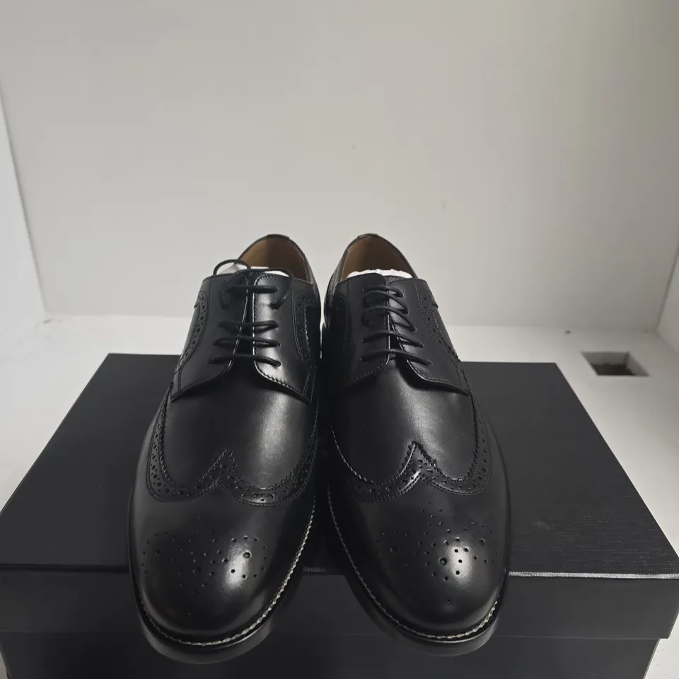 BOXED PAIR OF COLLINS BLACK LEATHER WINGTIP DRESS SHOES – UK 10 (MEN'S)