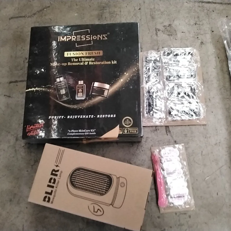 PALLET OF ASSORTED HOUSEHOLD GOODS AND PRODUCTS TO INCLUDE; GAMING CHAIR, RAZOR BLADE PACKS, MOSQUITO KILLER LAMP, THROW BLANKET ETC