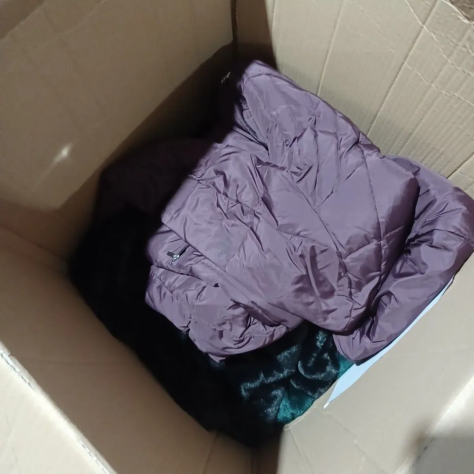 BOX OF APPROX 30 ASSORTED CLOTHING ITEMS TO INCLUDE CENTIGRADE