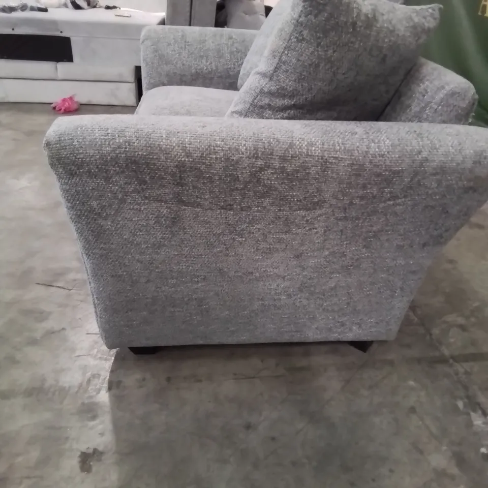 DESIGNER FABRIC UPHOLSTERED 2 SEATER SOFA IN LIGHT GREY