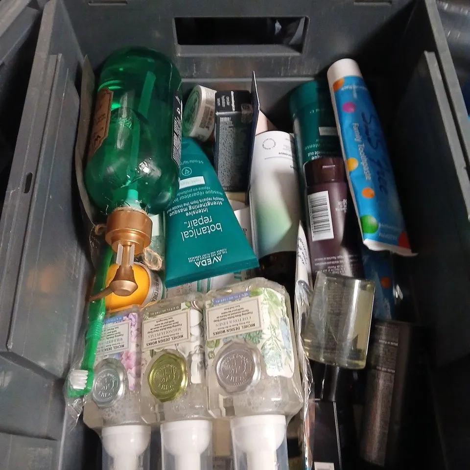 APPROXIMATEY 20 ASSORTED HEALTH AND BEAUTY PRODUCTS TO INCLUDE - VICKS VAPORUB - MANE & TAIL CONDITIONER AND JO MALONE SCENTED CANDLE