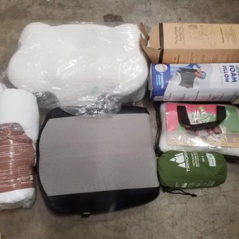 PALLET CONTAINING ASSORTED PILLOWS & CUSHIONS