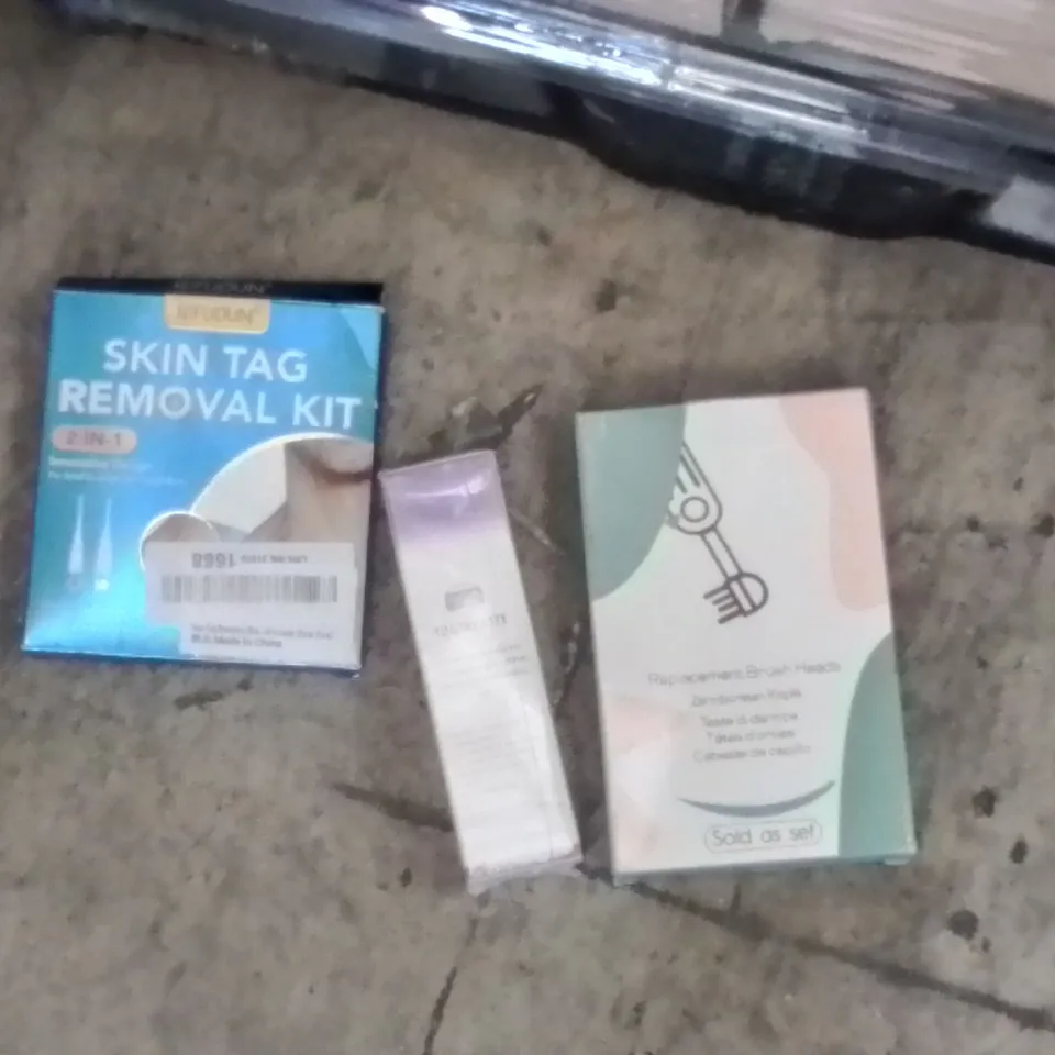 PALLET CONTAINING A LARGE QUANTITY OF PHARMACY PRODUCTS TO INCLUDE;SKIN TAG REMOVAL KIT,TEETH WHITENING TOOTHPASTE,BRUSH HEAD REPLACEMENTS