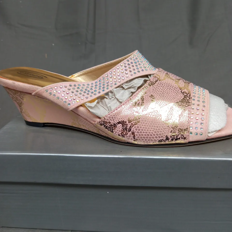 BOX OF APPROXIMATELY 10 PAIRS OF SHOES TO INCLUDE PINK SANDALS, HIGH HEELS, PEACH LOW HEELS ETC