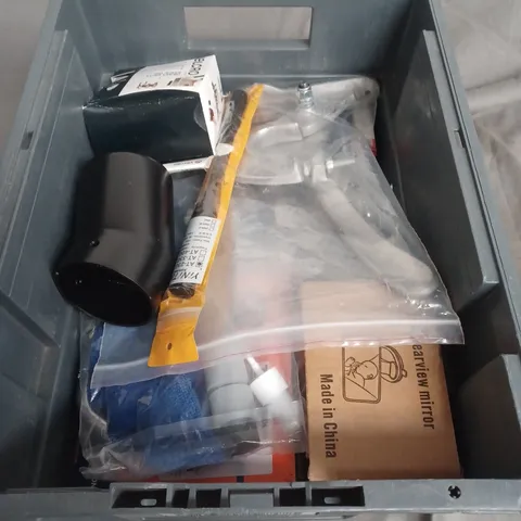 APPROXIMATELY 5 ASSORTED CAR ACCESSORIES