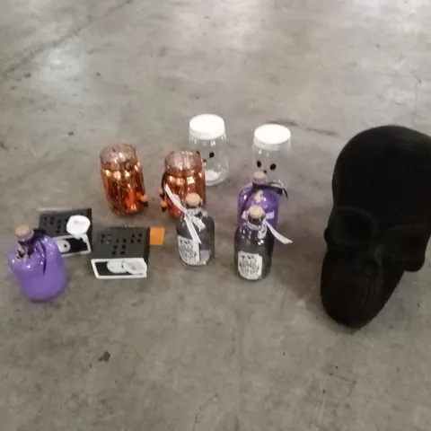 PALLET CONTAINING A LARGE ASSORTMENT OF BRAND NEW HALLOWEEN GOODS AND PRODUCTS TO INCLUDE; CERAMIC SKULLS, BOTTLES AND OTHER HALLOWEEN DECORATION ITEMS ETC