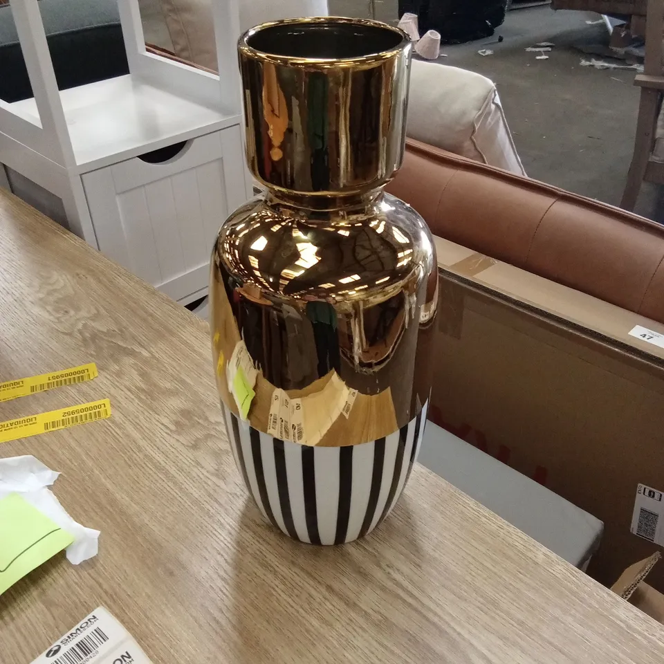 BARNOLDSWICK TABLE VASE