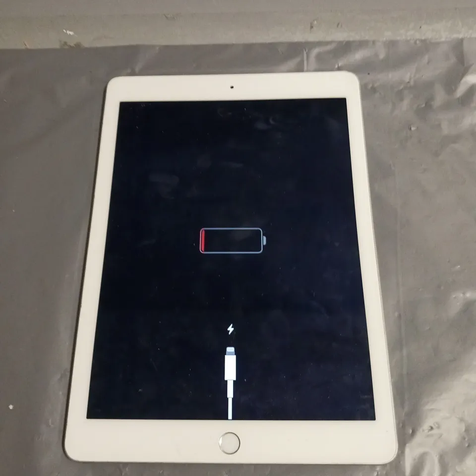 APPLE IPAD AIR 2 TABLET IN WHITE/SILVER