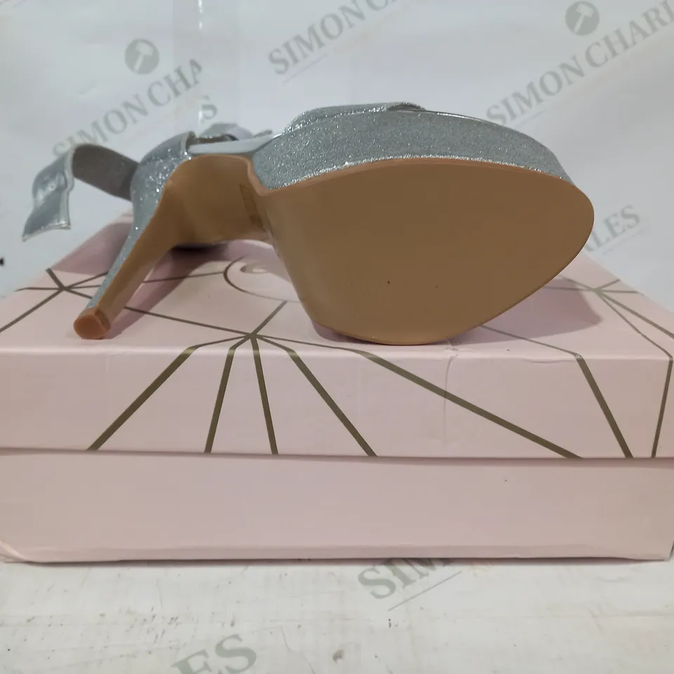 BOXED PAIR OF ESSEX GLAM OPEN TOE PLATFORM HIGH HEELS IN METALLIC SILVER SOLOUR W. GLITTER EFFECT EU SIZE 40