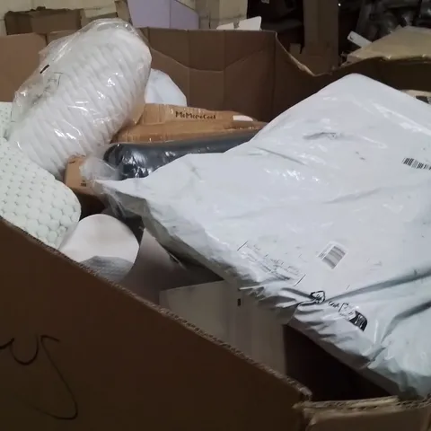 PALLET CONTAINING A LARGE QUANTITY OF PILLOWS