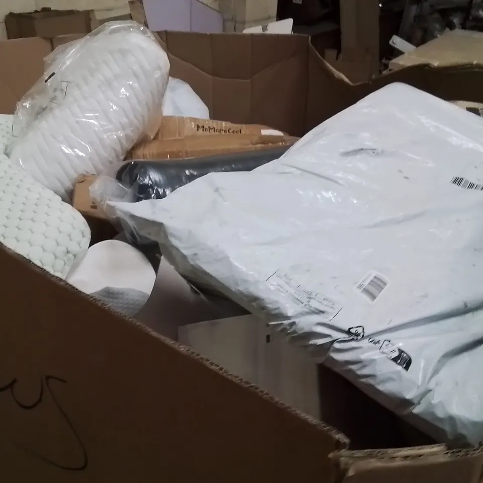 PALLET CONTAINING A LARGE QUANTITY OF PILLOWS