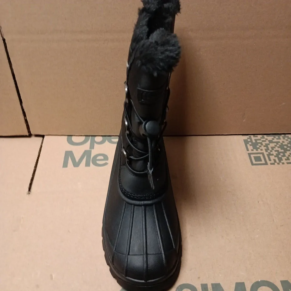 UNBOXED PAIR OF MOUNTAIN WAREHOUSE WHISTLER KIDS ADAPTIVE FLEECE LINED SNOW BOOTS IN BLACK - UK 2