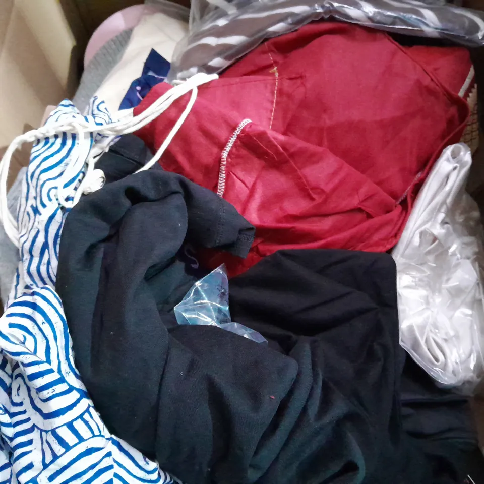 APPROXIMATELY 25 ASSORTED CLOTHING ITEMS IN VARIOUS SIZES TO INCLUDE - T-SHIRT , PANTS , BAG ETC