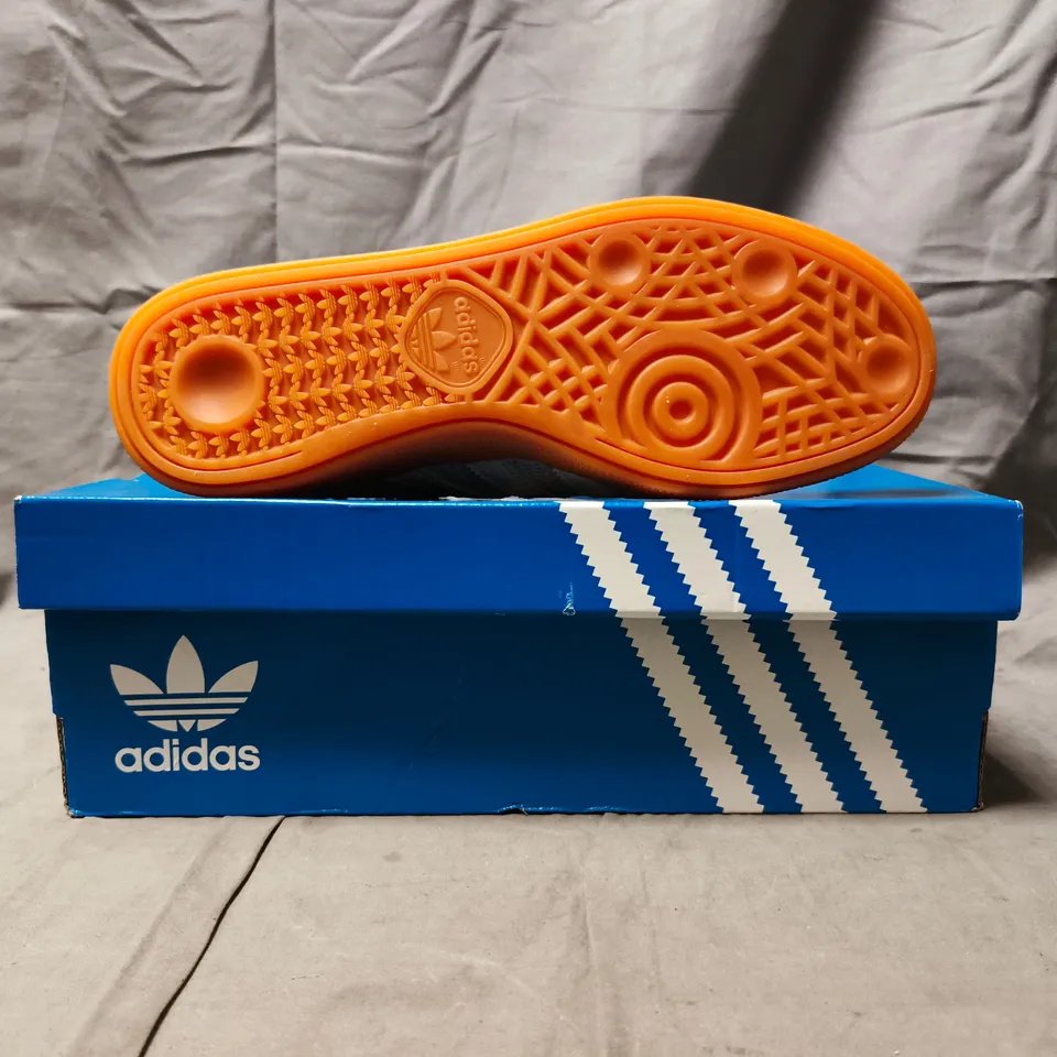 BOXED PAIR OF ADIDAS HANDBALL SPEZIAL WOMEN'S SHOES IN PALE BLUE/WHITE SIZE UK 7