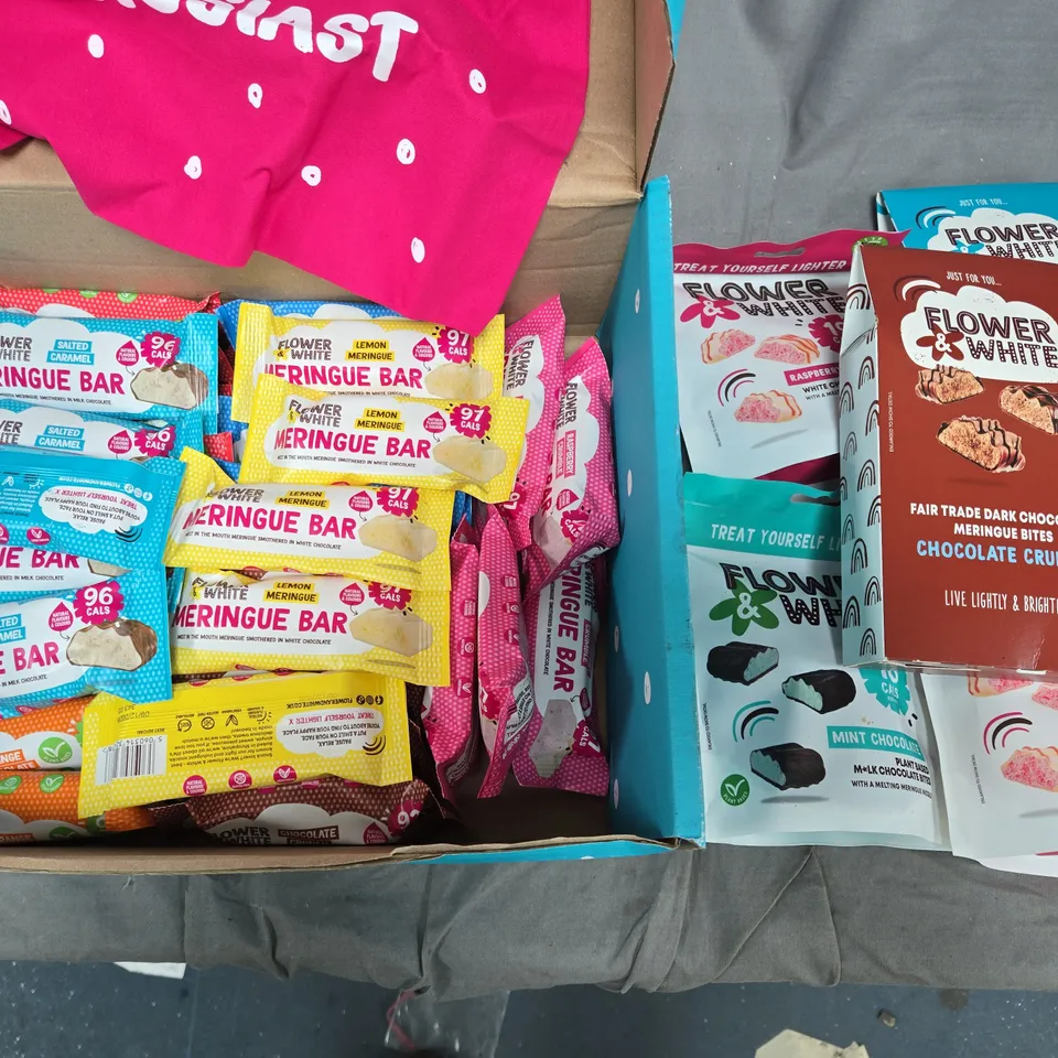 FLOWER & WHITE SNACK SELECTION BOX