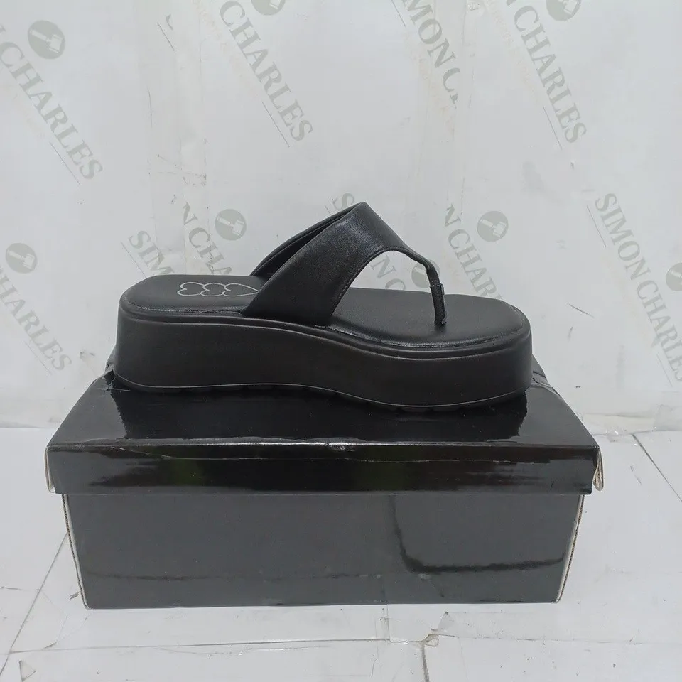 KOI FOOTWEAR CHUNKY BLACK SLIDERS SIZE 5