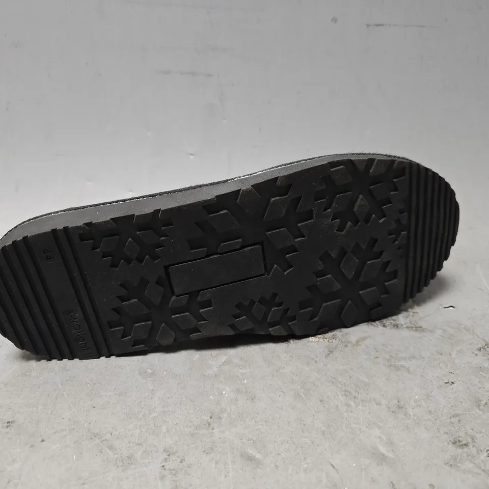 JACK & JONES BLACK SLIPPERS - UK 10