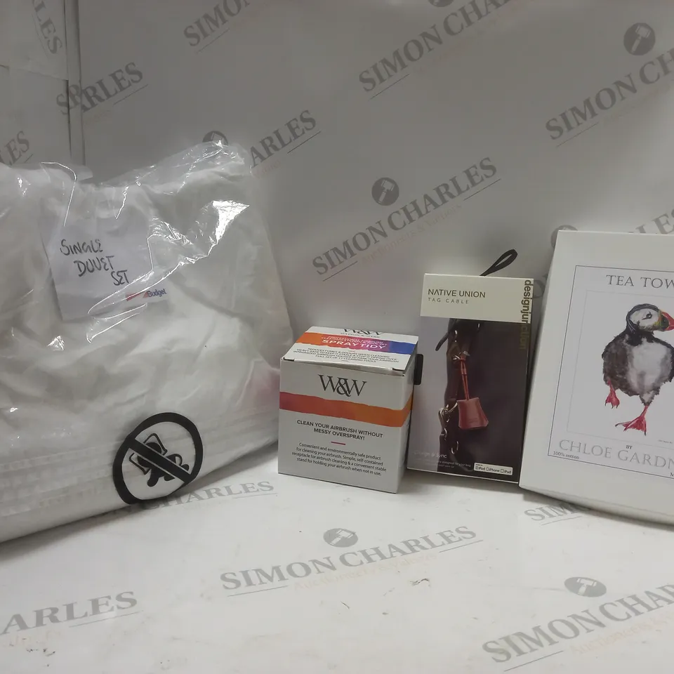 BOX OF APPROXIMATELY 20 ASSORTED ITEMS TO INCLUDE - SINGLE WHITE DUVET SET - W&W SPRAYTIDY - NATIVE UNION TAG CABLE ECT