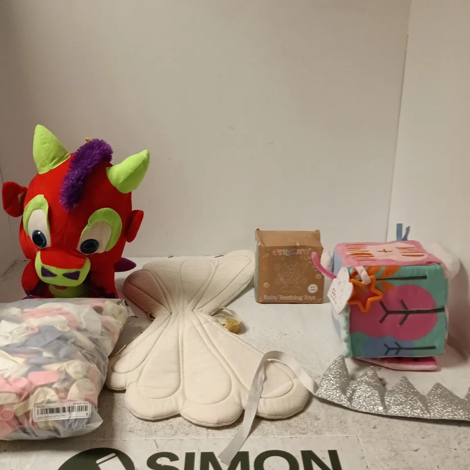 BOX OF APPROXIMATELY 25 ASSORTED TOYS INCLUDING BALLOONS, WINGS AND A CROWN 
