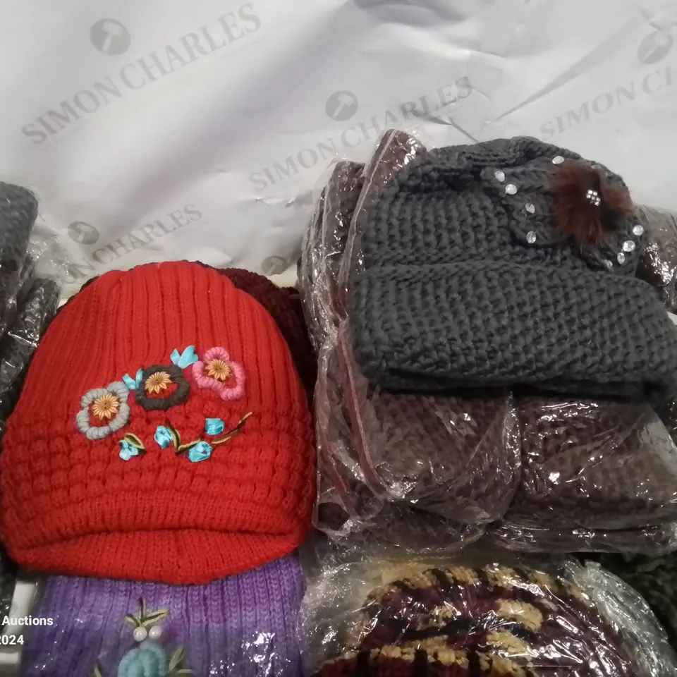 LOT CONTAINING LARGE AMOUNT OF BAGGED WOOLEN HATS IN VARIOUS COLOURS AND DESIGNS 