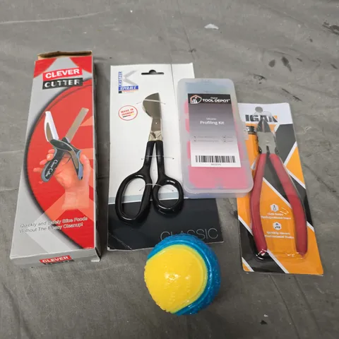 APPROXIMATELY 15 ASSORTED HOUSEHOLD ITEMS TO INCLUDE PROFILING SET, DOG TOY, CLEVER CUTTERS ETC 
