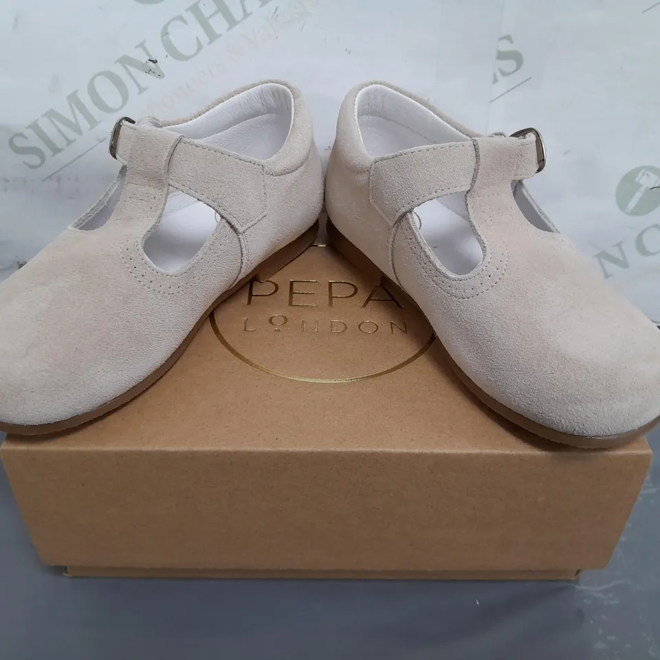 BOXED PAIR OF PEPA LONDON KIDS SHOES IN BEIGE EU SIZE 25
