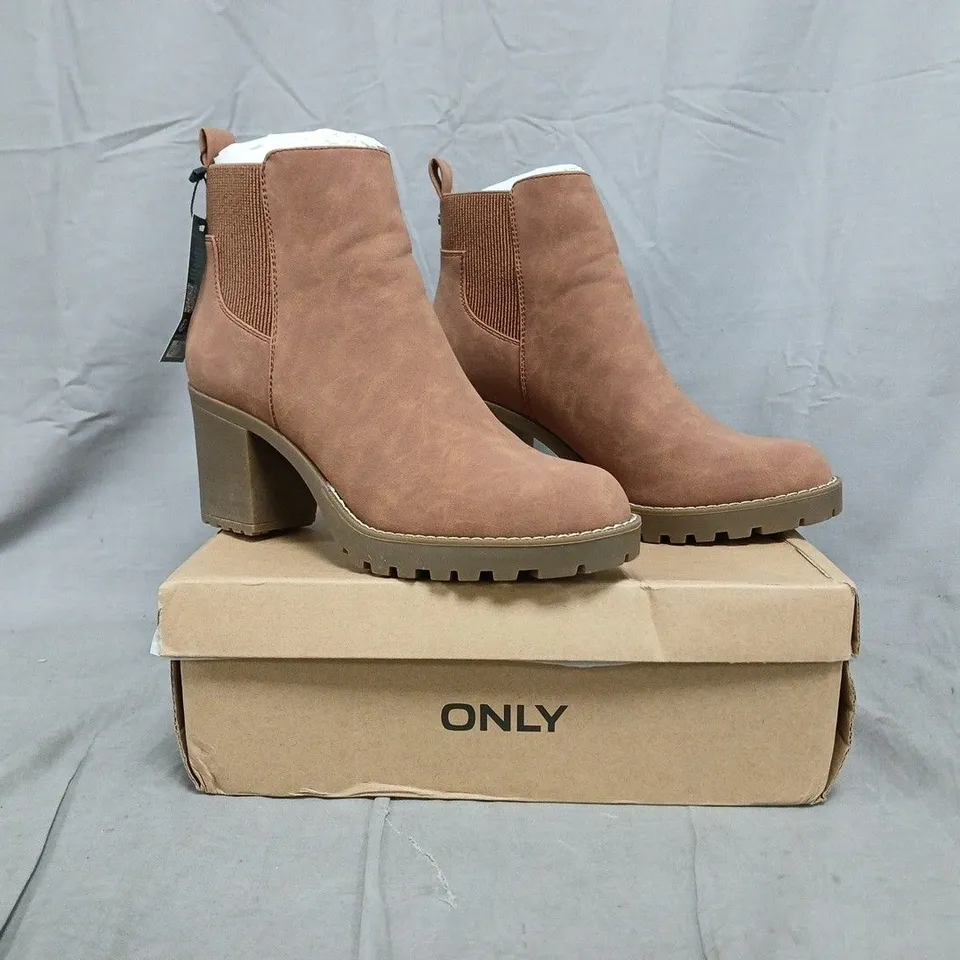 BOXED PAIR OF ONLY BARBARA HEELED CHELSEA BOOTS IN COGNAC SIZE UK 7