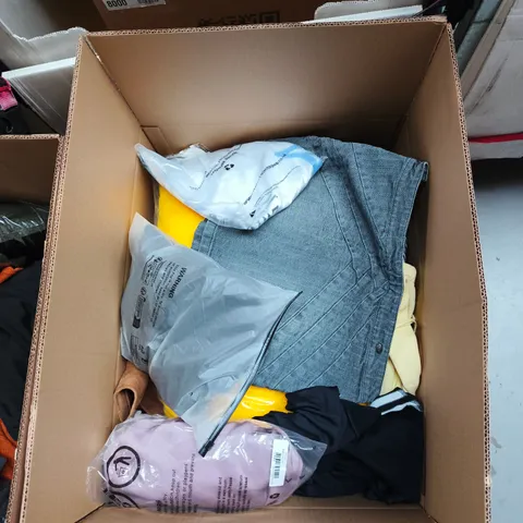 BOX OF APPROXIMATELY 20 ASSORTED CLOTHING ITEMS TO INCLUDE: PREDATOR GOALKEEPING GLOVES JUNIOR 