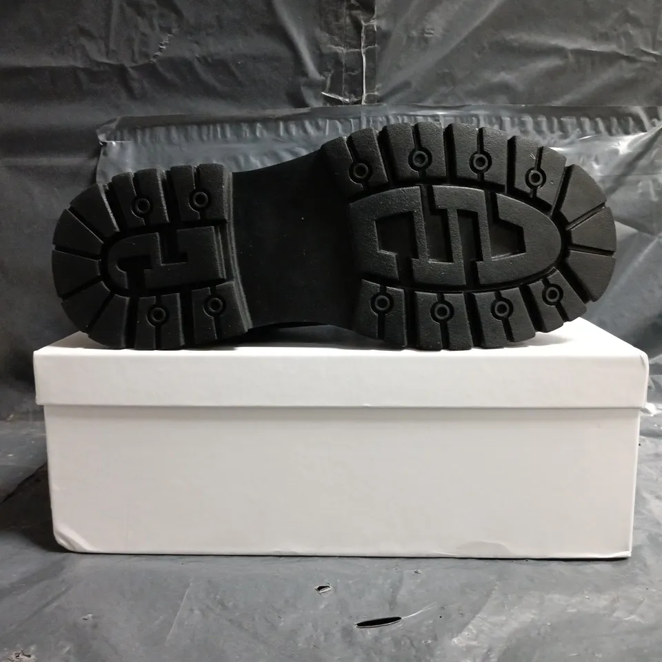BOXED PAIR OF CONZURI CHUNKY SHOES IN BLACK SIZE UK 9                                        