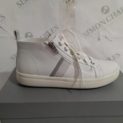 PAIR OF VIONIC STEVIE TRAINERS WHITE SIZE 4