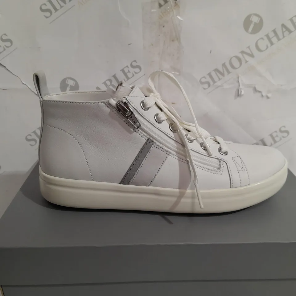 PAIR OF VIONIC STEVIE TRAINERS WHITE SIZE 4