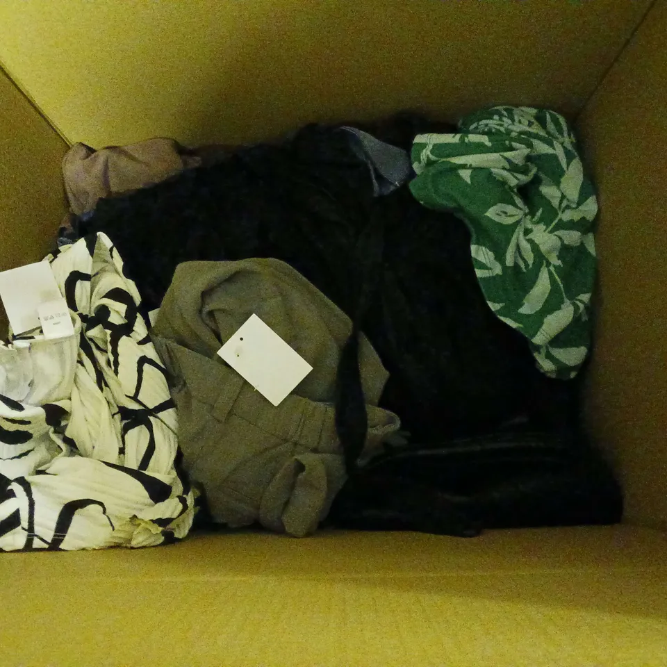APPROXIMATELY 20 LADIES CLOTHING ITEMS TO INCLUDE TROUSERS, TOPS AND DRESSES