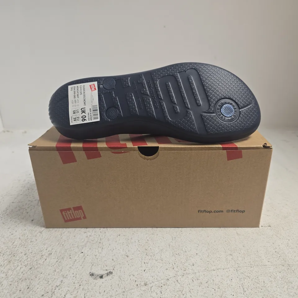 BOXED PAIR OF FITFLOP IQUSHION ERGONOMIC FLIP-FLOPS IN MIDNIGHT NAVY SIZE UK 6