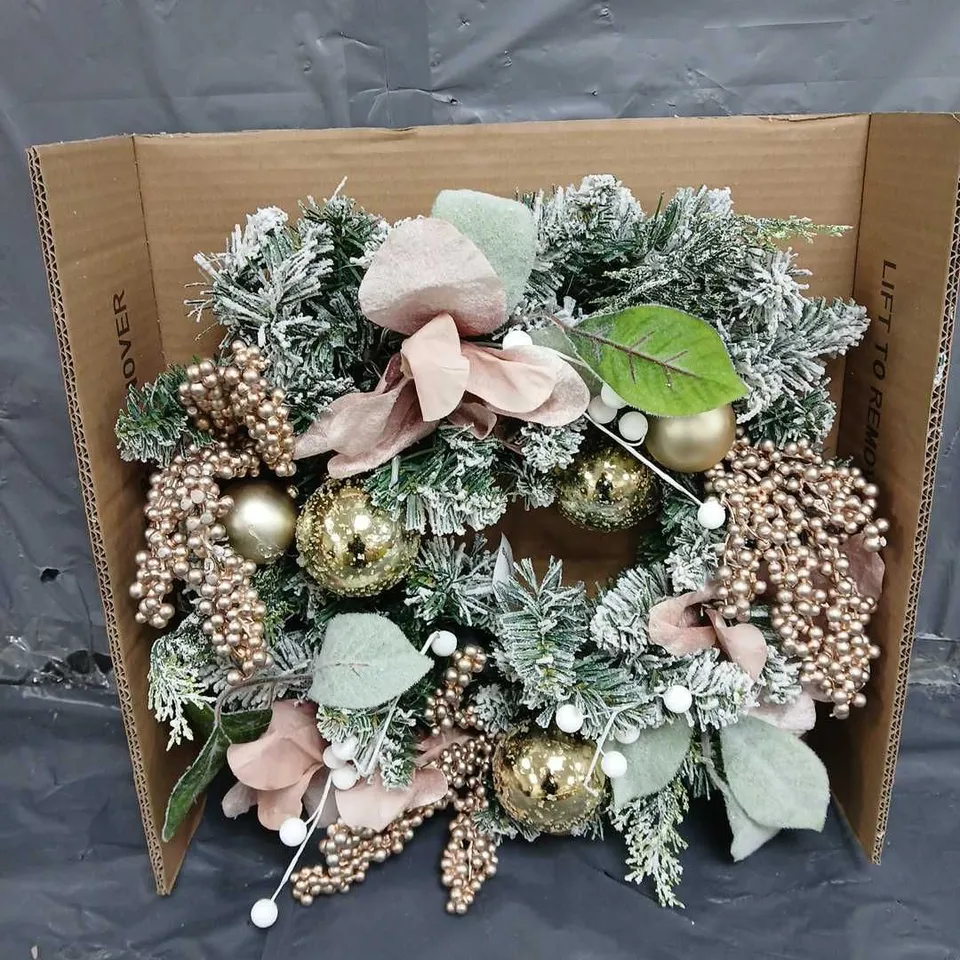 WINTER ROSE LIT CHRISTMAS WREATH RRP £35.99