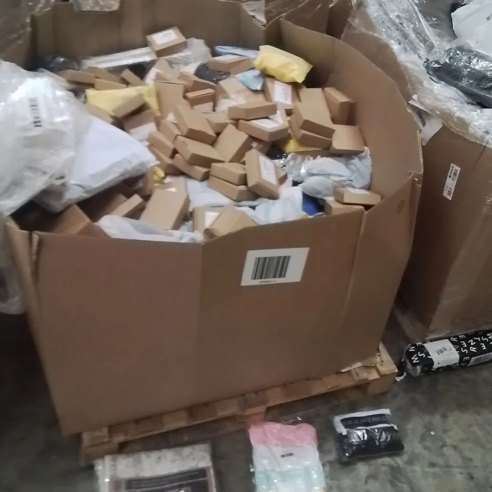 PALLET CONTAINING A LARGE QUANTITY OF TECH,,FASHION,TOOLS,KITCHEN,GIFT,ACCESSORIES TO INCLUDE;AREA RUG,SOCKS,MENS UNDERWEAR