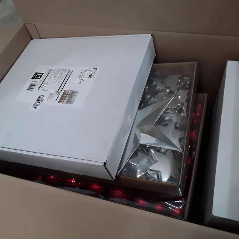 BOX CONTAINING APPROXIMATELY 7 ASSORTED BRAND NEW CHRISTMAS DECORATIONS 