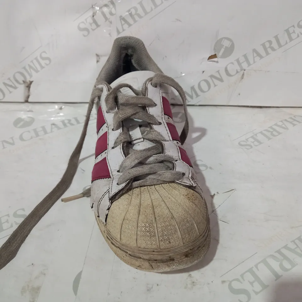 BOXED PAIR OF ADIDAS TRAINERS IN WHITE/CHERRY COLOUR UK SIZE 5