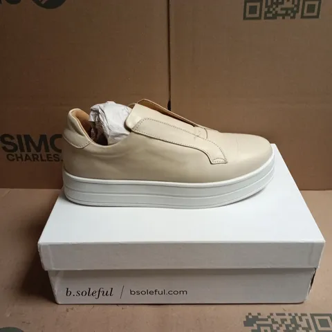 BOXED PAIR OF B.SOLEFUL LEATHER FLATFORM LACELESS TRAINERS - 6