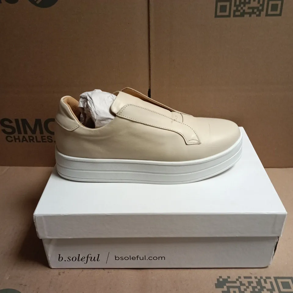 BOXED PAIR OF B.SOLEFUL LEATHER FLATFORM LACELESS TRAINERS - 6