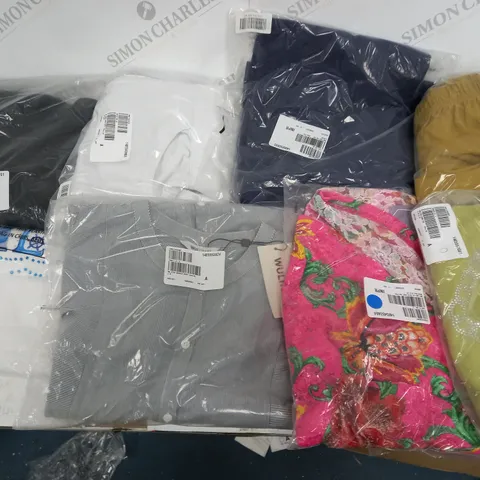 LOT OF 8 ASSORTED BAGGED CLOTHING ITEMS TO INCLUDE MICHELLE HOPE