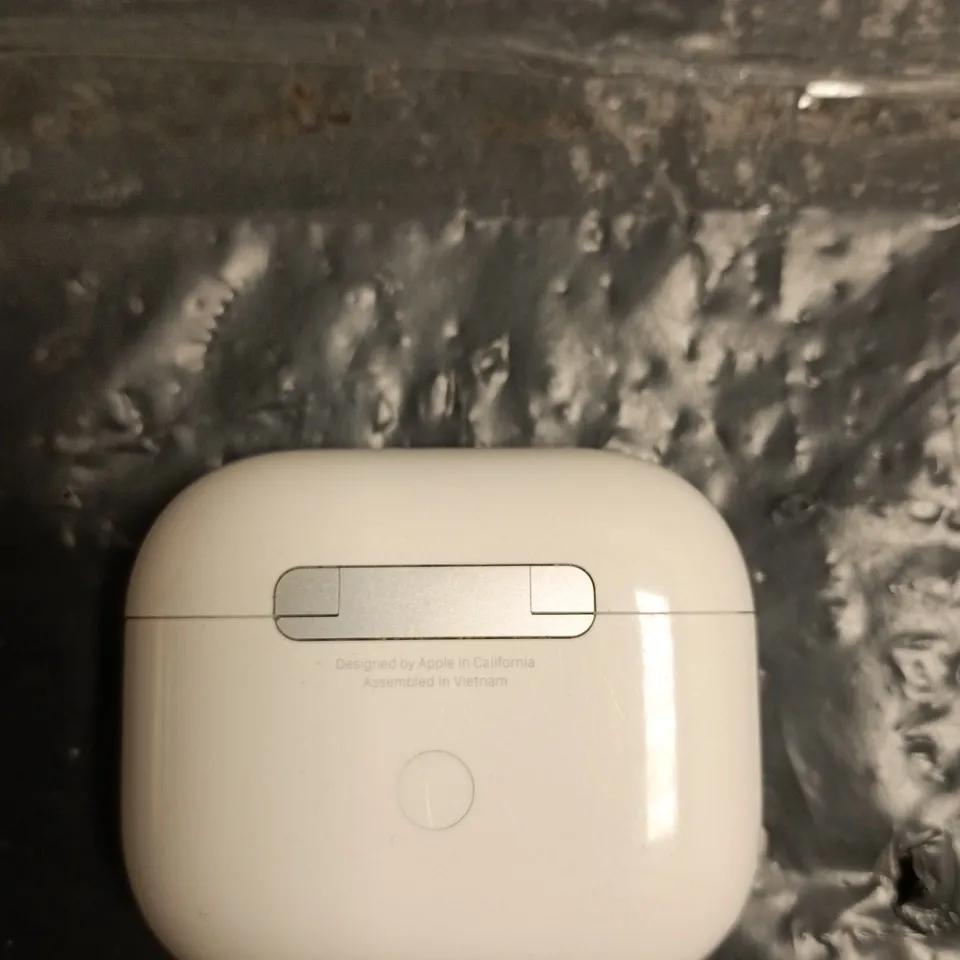 APPLE AIRPODS PRO WITH CHARGING CASE