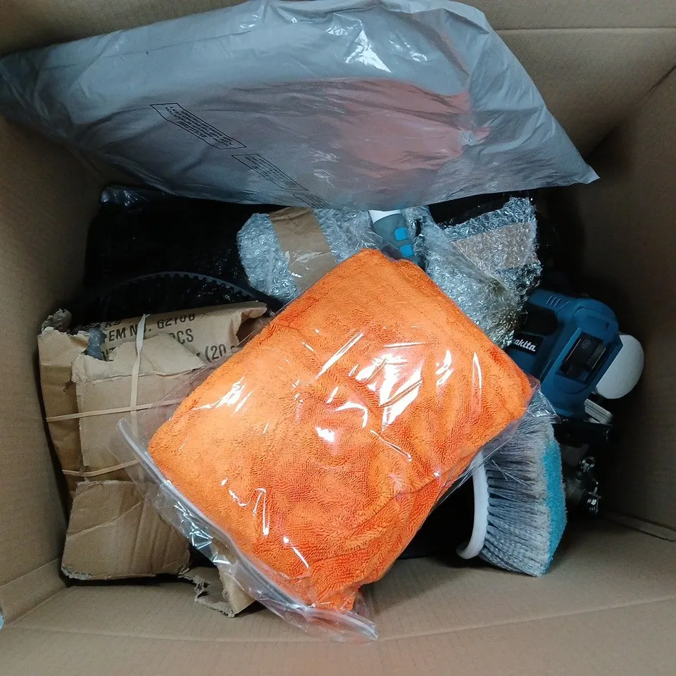 APPROXIMATELY 12 ASSORTED VEHICLE PARTS & ACCESSORIES TO INCLUDE MAKITA ELECTRIC POLISHER, CAR WASH BRUSH, RATCHET STRAP, ETC - COLLECTION ONLY