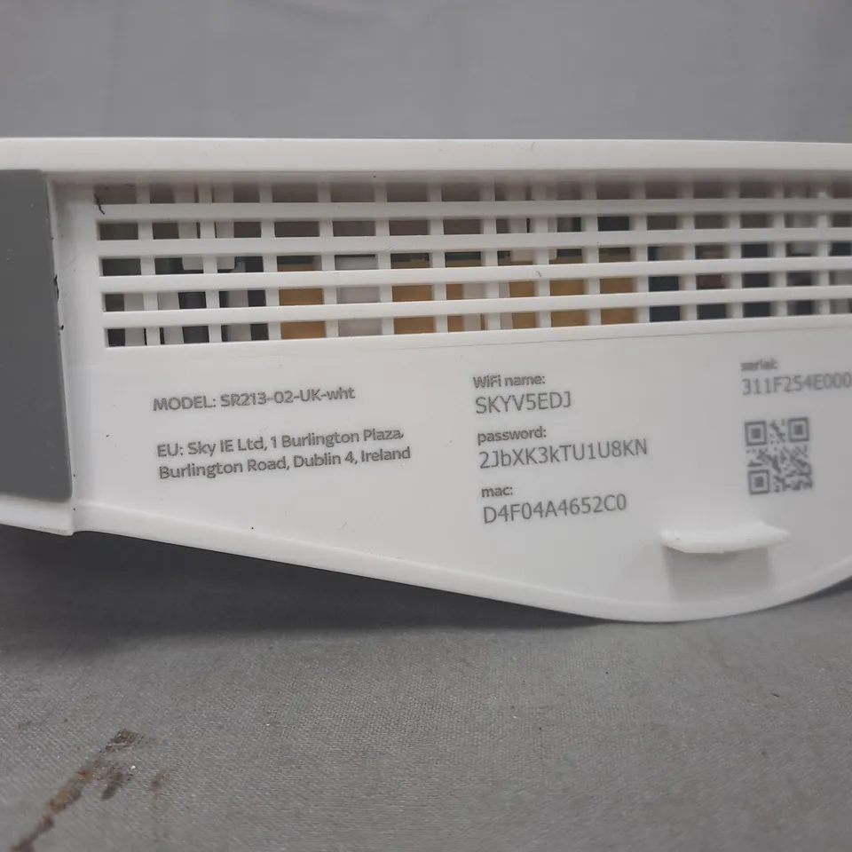 SKY SR213-02-UK WHITE ROUTER
