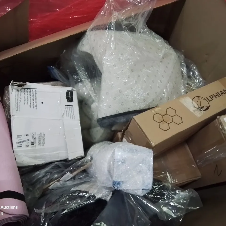 PALLET CONTAINING VARIOUS ITEMS TO INCLUDE YOYA MAT, RUGS, DOG BEDS ETC.
