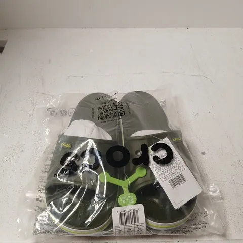 BAGGED CLASSIC CROC FLIP FLOPS - SIZE M7/W8