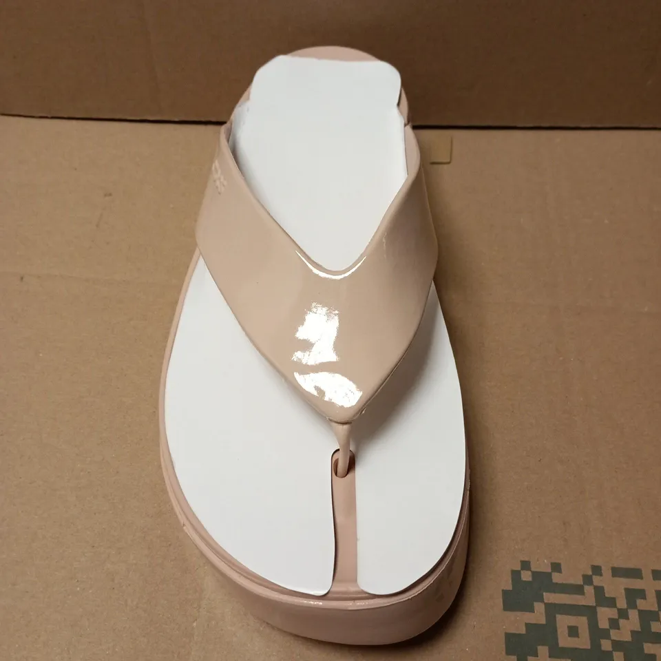 UNBOXED CROCS GETAWAY PLATFOEM PATENT FLIP IN NUDE - W9