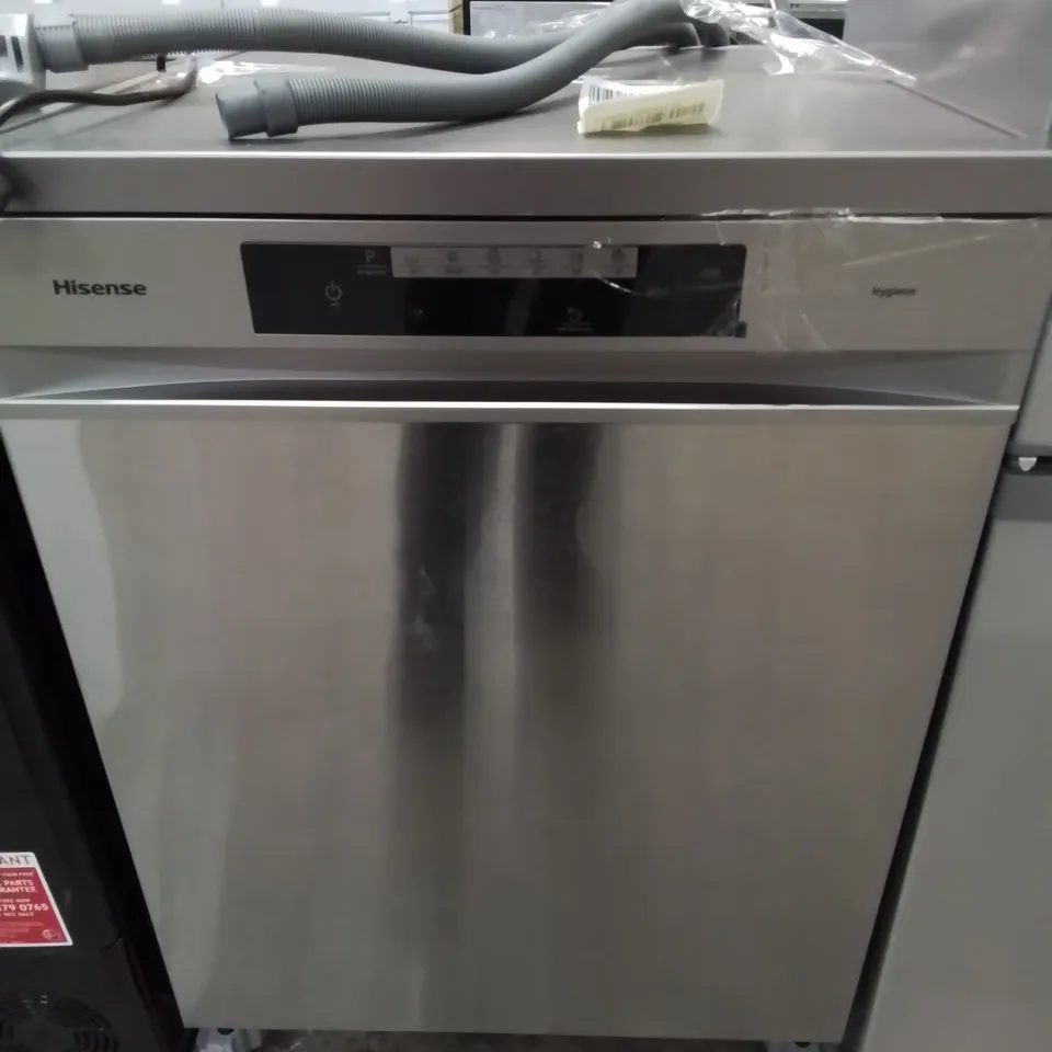 HISENSE 14 PLACE FREESTANDING STANDARD DISHWASHER IN SILVER - (HS642D90XUK)